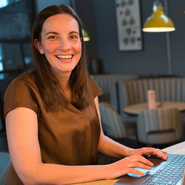 Canva-Trainerin Yvonne gibt individuelle Canva-Fortbildunge und 1:1 Trainings